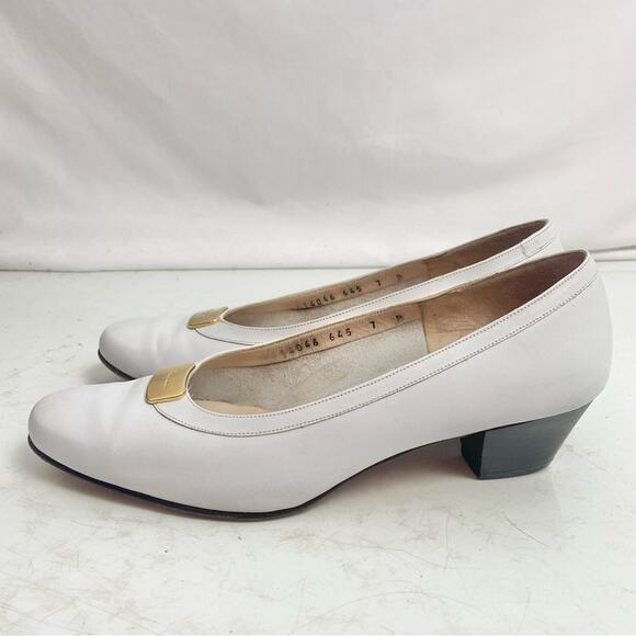 Vintage Salvatore Ferragamo White Classic Almond Toe Heels Size 7 - Picture 4 of 10